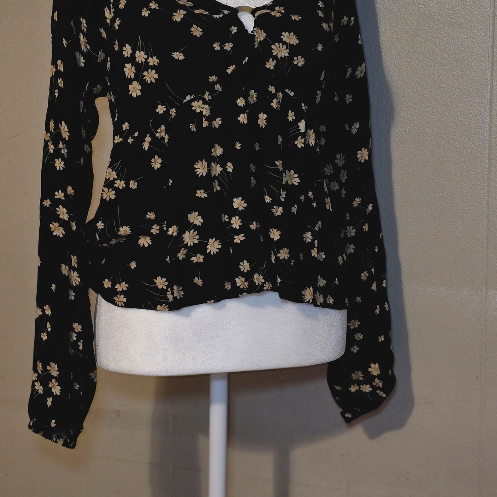 American Eagle Outfitters Black Floral Long-Sleeve Tie-Front Top
